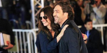 Los actores Javier Bardem y Julia Roberts posan para los medios a la entrada del hotel María Cristina en San Sebastián, en cuyo festival de cine promocionarán la película que han protagonizado.