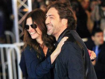 Los actores Javier Bardem y Julia Roberts posan para los medios a la entrada del hotel María Cristina en San Sebastián, en cuyo festival de cine promocionarán la película que han protagonizado.