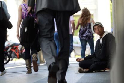 Un menor pide limosna en la calle de Alcalá, junto a la plaza de la Independencia.