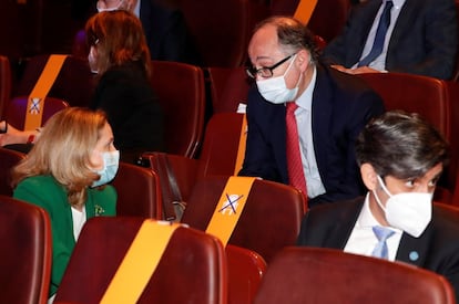 El presidente ejecutivo de Iberia, Luis Gallego (d) conversa con la vicepresidenta segunda del Gobierno, Nadia Calviño durante la presentación del proyecto España 2050.