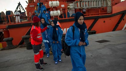 Varias mujeres migrantes desembarcan de un barco de Salvamento Marítimo en el puerto de Algeciras el pasado 27 de noviembre de 2018. 