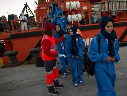 Varias mujeres migrantes desembarcan de un barco de Salvamento Marítimo en el puerto de Algeciras el pasado 27 de noviembre de 2018. 