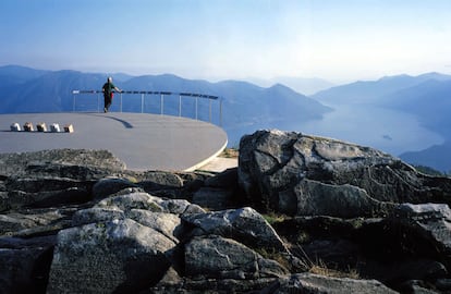 <b>MIRADOR DE CARDADA, CIMETTI (SUIZA) / PAOLO L. BURGI. </b>Las montañas, el agua, el bosque. El arquitecto suizo Paolo L. Burgi fue el responsable de una intervención en la cima del monte Cimetti, en Locarno (Suiza), con varios espacios de descanso, caminos y dos miradores, uno de ellos el de la fotografía.