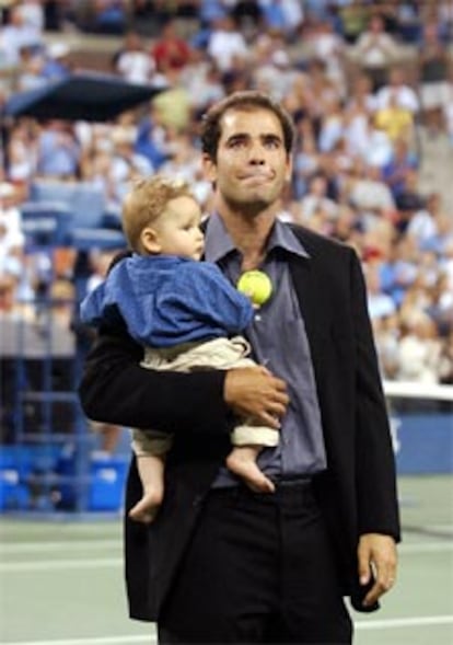 El tenista estadounidense con su hijo en la pista de Arthur Ashe.