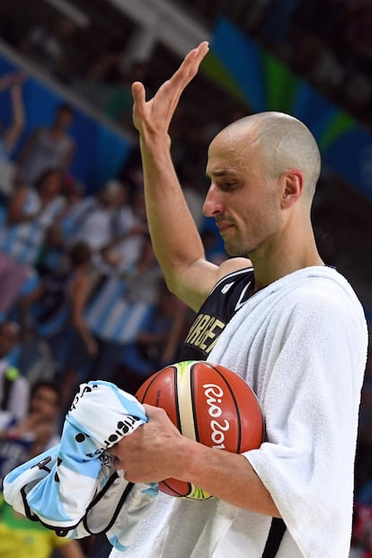 "Enhorabuena por una extraordinaria carrera hermano. Ha sido un placer jugar contra tí en los últimos años", aseguró LeBron James, quien destacó de su juego sus movimientos rápidos en la cancha. "El baloncesto tiene que agradecerte ese movimiento", escribió en un mensaje de Twitter, que acompañó con un icono de la bandera argentina. En la imagen Ginóbili saluda a las gradas después de haber perdido un partido contra Estados Unidos en el Carioca Arena 1, en Río de Janeiro, en agosto de 2016.