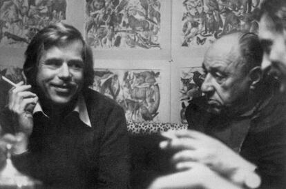 Vaclav Havel (izquierda) y el disidente Frantisek Kriegel, uno de los primeros en firmar la Carta 77, en 1978.