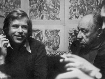 Vaclav Havel (izquierda) y el disidente Frantisek Kriegel, uno de los primeros en firmar la Carta 77, en 1978.