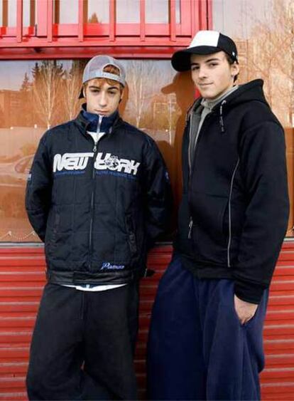 José y David Fernández, de Móstoles, enseñan 'break dance' para evitar que otros adolescentes caigan en las drogas.