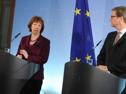 El ministro alem&aacute;n de Exteriores Guido Westerwelle, con la jefa de la diplomacia com&uacute;n europea, Catherine Ashton, en la Conferencia de M&uacute;nich.
