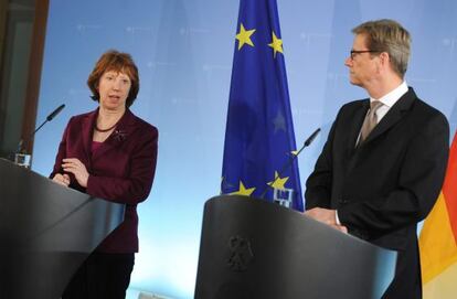 El ministro alem&aacute;n de Exteriores Guido Westerwelle, con la jefa de la diplomacia com&uacute;n europea, Catherine Ashton, en la Conferencia de M&uacute;nich.