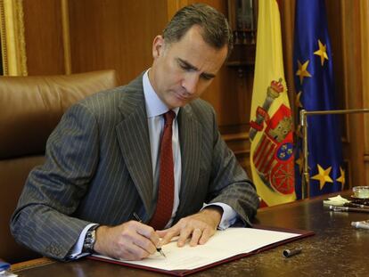 Felipe VI firma el real decreto de disoluci&oacute;n de las Cortes y convocatoria de elecciones generales el pasado 26 de octubre.