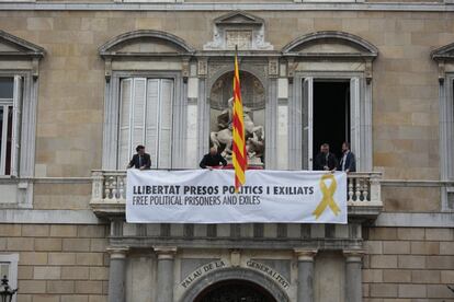 Mientras el Govern de Quim Torra mantiene su primera reunión los servicios de protocolo de la Generalitat instalan una gran pancarta en la fachada del Palau a favor de los políticos encarcelados. La pancarta, con un lazo amarillo, reza: "Libertad presos políticos y exiliados". Está escrita en catalán y en inglés.