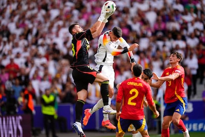 El arquero Unai Simón ataja el balón en presencia del centrocampista Kai Havertz. 
