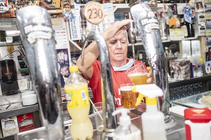 Joaquín Vázquez, de 70 años, es dueño del Akelarre, un bar madridista en el barrio de Canillejas. Cuando el Atlético de Madrid se mudó en 2017 a esa zona de la capital, grupos de aficionados atléticos eligieron su tasca para las cervezas previas al partido.