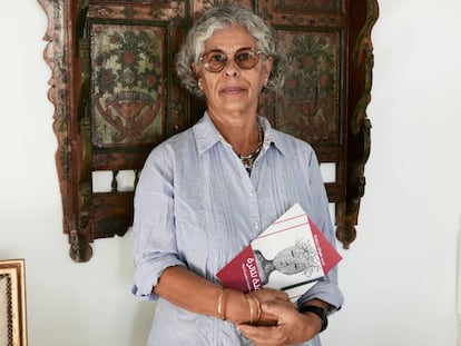 Haifa Zangana, en su residencia de Túnez con un ejemplar de 'Una fiesta para Thaera' en la mano.