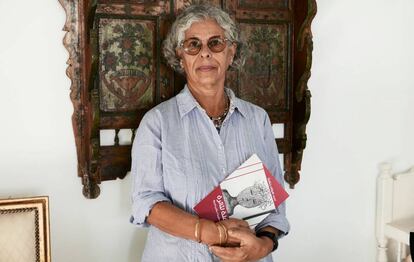 Haifa Zangana, en su residencia de Túnez con un ejemplar de 'Una fiesta para Thaera' en la mano.