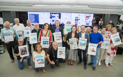 Un grupo de los prejubilados de EL PAÍS posan con sus portadas personalizas, junto a la directora, Pepa Bueno, en la redacción del diario en Madrid.