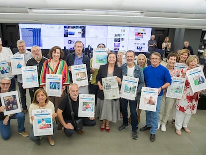 Un grupo de los prejubilados de EL PAÍS posan con sus portadas personalizas, junto a la directora, Pepa Bueno, en la redacción del diario en Madrid.