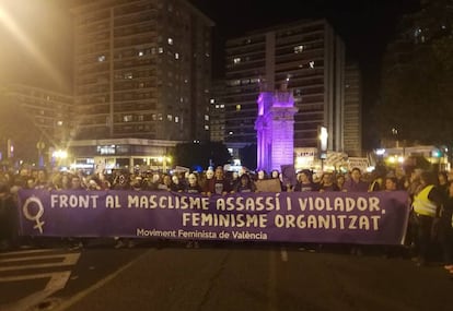 Cabeza de la manifestación contra la violencia de género de Valencia, con la Porta de la Mar iluminada en violeta. 