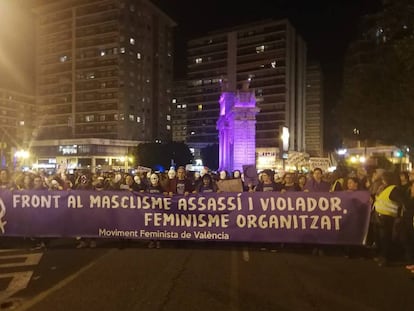 Cabeza de la manifestación contra la violencia de género de Valencia, con la Porta de la Mar iluminada en violeta. 
