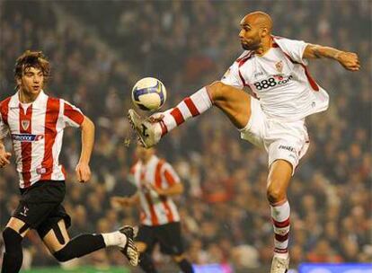 Kanouté controla un balón