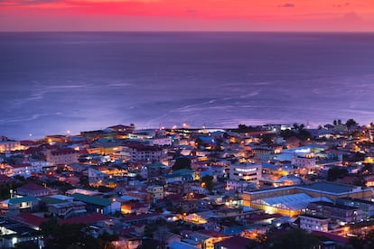 Vista aérea al atardecer de Roseau, la capital de Dominica.