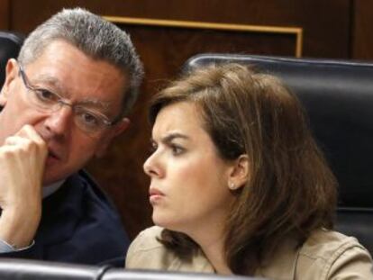 Ruiz-Gallardón conversa con Sáenz de Santamaría en el Congreso.