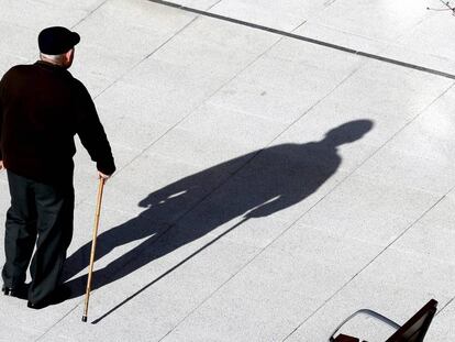 Un jubilado pasea en Bilbao (País Vasco). 