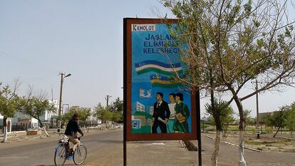 En el norte de la república de Uzbekistán está el pueblo de Muynak, cuya calle principal aparece en la imagen. Antes estaba en una isla llena de árboles, ahora la rodea el desierto.