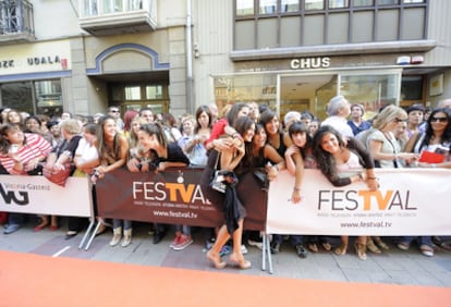 Varias adolescentes esperaban a sus personajes favoritos de televisión antes de la gala inaugural de la segunda edición del Festival de Televisión y Radio de Vitoria.