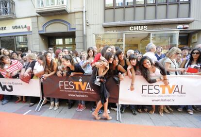 Varias adolescentes esperaban a sus personajes favoritos de televisión antes de la gala inaugural de la segunda edición del Festival de Televisión y Radio de Vitoria.