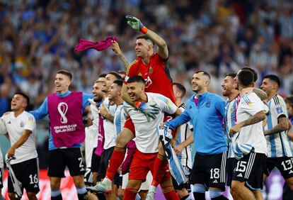 Los jugadores argentinos, con Emiliano Martínez a la cabeza, celebran el pase a cuartos de final. 