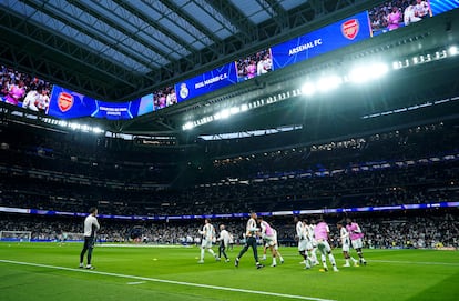 Los jugadores del Real Madrid calientan antes del comienzo del partido frente al Arsenal.