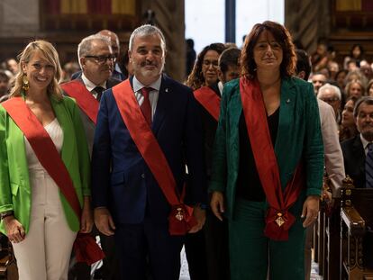 Jaume Collboni, el día de la investidura, flanqueado por las ahora tenientes de alcalde Laia Bonet y Maria Eugènia Gay.