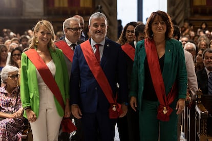 Jaume Collboni, el día de la investidura, flanqueado por las ahora tenientes de alcalde Laia Bonet y Maria Eugènia Gay.