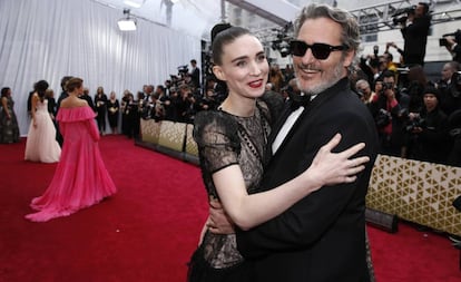 Joaquin Phoenix y Rooney Mara, en Los Ángeles (EE UU), el domingo.