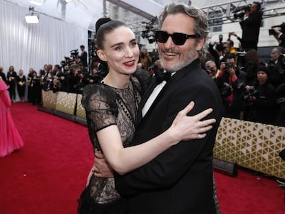 Joaquin Phoenix y Rooney Mara, en Los Ángeles (EE UU), el domingo.