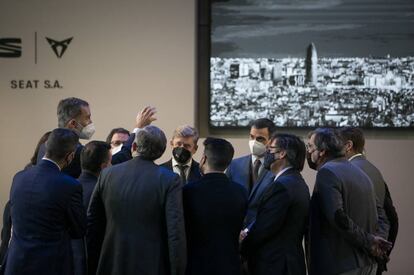 El rei Felip VI i el president del Govern espanyol, Pedro Sánchez, en l'acte del 70è aniversari de la fàbrica Seat de Martorell.