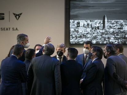 El rei Felip VI i el president del Govern espanyol, Pedro Sánchez, en l'acte del 70è aniversari de la fàbrica Seat de Martorell.