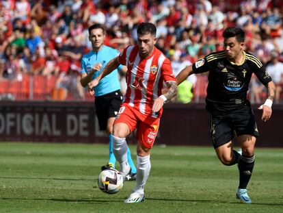 ALMERÍA, 29/10/2022.- El delantero del Almería Adri Embarba el defensa ganés del Celta de Vigo Joseph Aidoo, durante el partido de la 12ª jornada de LaLiga disputado este sábado en el Power Horse Stadium de Almería. EFE/Carlos Barba
