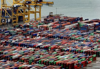 Cientos de contenedores esperan para ser descargados en el puerto de Barcelona. 