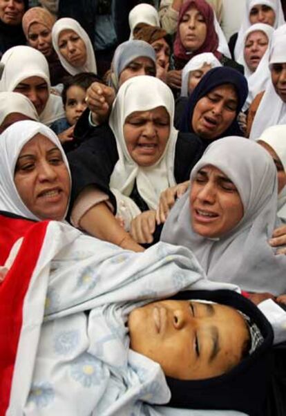 Mujeres palestinas lloran ante el cuerpo de Ahmed el Jatib.