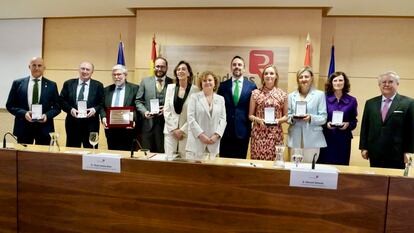 Foto de familia de los galardonados con la Medalla de Oro del Colegio de Registradores junto a la decana, María Emilia Adán, y el secretario de Estado de Justicia, Manuel Olmedo.