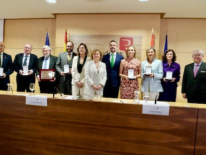 Foto de familia de los galardonados con la Medalla de Oro del Colegio de Registradores junto a la decana, María Emilia Adán, y el secretario de Estado de Justicia, Manuel Olmedo.