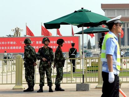 Polic&iacute;as armados vigilan la plaza de Tiananmen este martes.