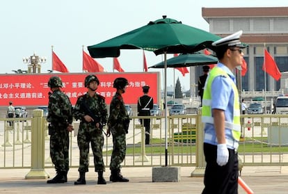 Policías armados vigilan la plaza de Tiananmen este martes.