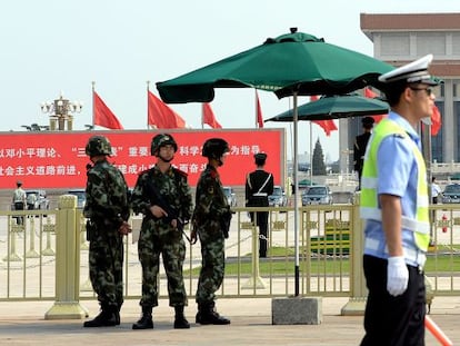 Polic&iacute;as armados vigilan la plaza de Tiananmen este martes.