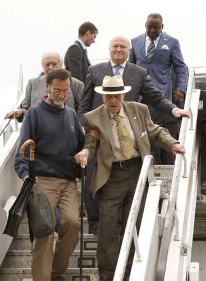 Fraga (con sombrero) y Moratinos descienden  del avión en Malabo.