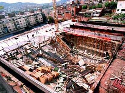 Perspectiva aérea del polideportivo de Santa Coloma tras hundirse el techo.