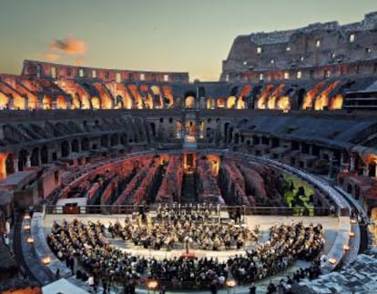 Se puede ir a escuchar música en una sala de conciertos o, si tiene uno suerte, que le monten un ‘greatest hits’ de Puccini, Rossini y Verdi en el Coliseo, con la arena iluminada y una puesta de sol como guinda.